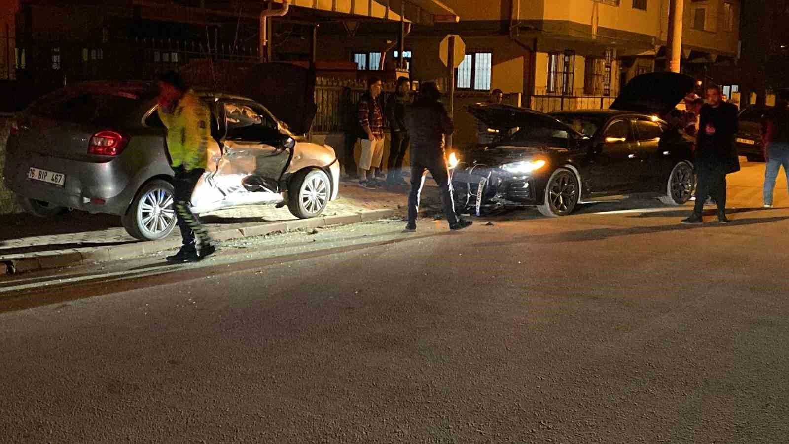 Bursa’da 2 otomobil çarpıştı: 3 yaralı
