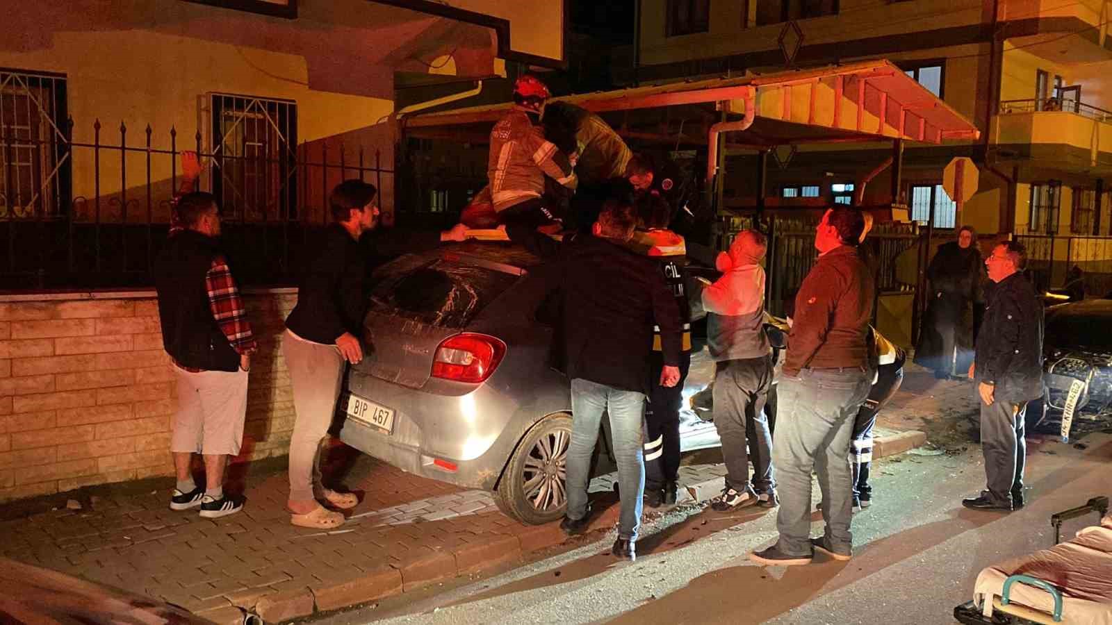 Bursa’da 2 otomobil çarpıştı: 3 yaralı
