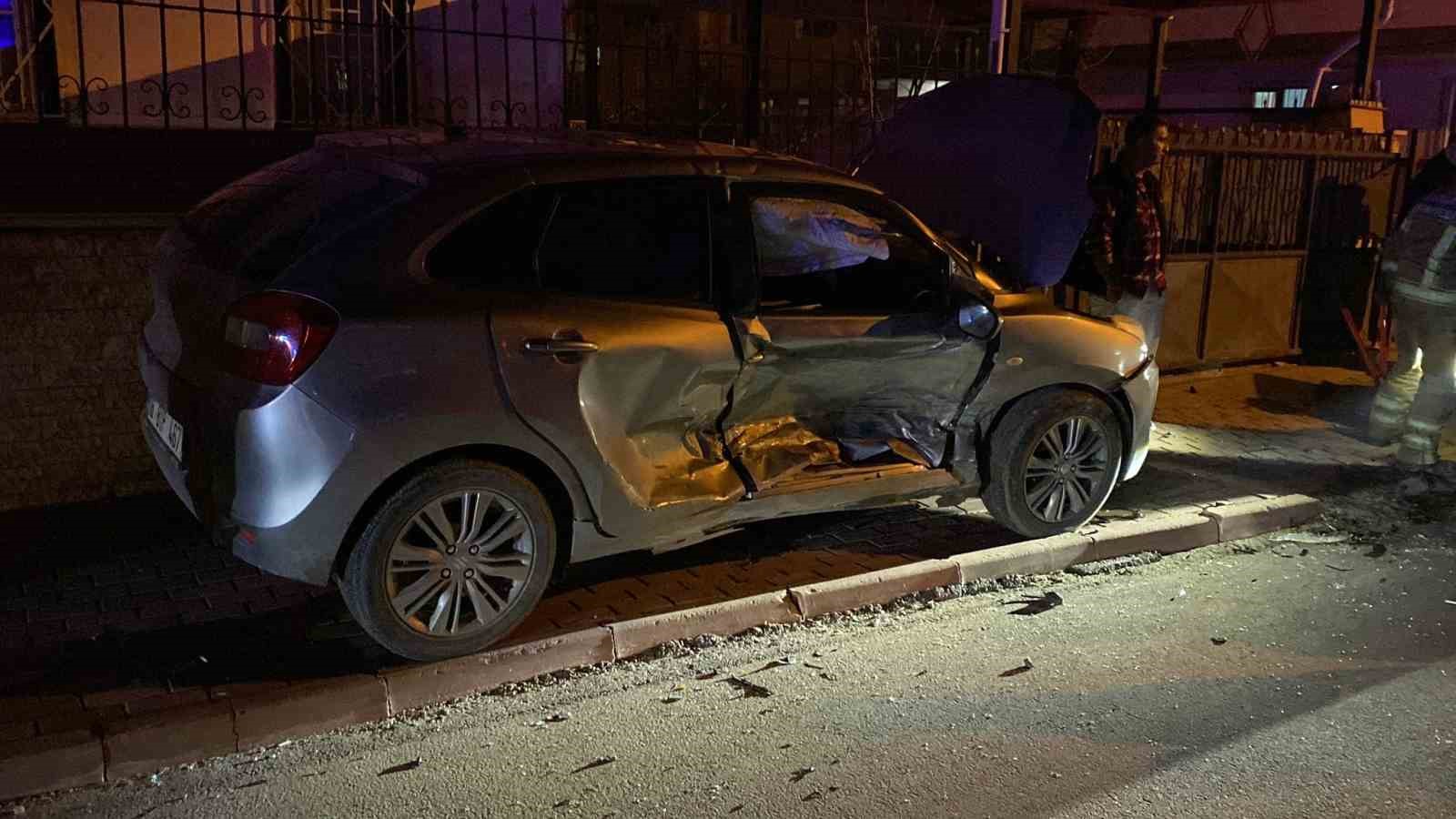 Bursa’da 2 otomobil çarpıştı: 3 yaralı
