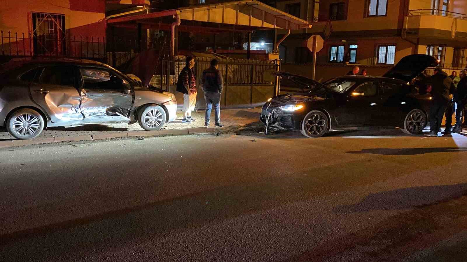 Bursa’da 2 otomobil çarpıştı: 3 yaralı
