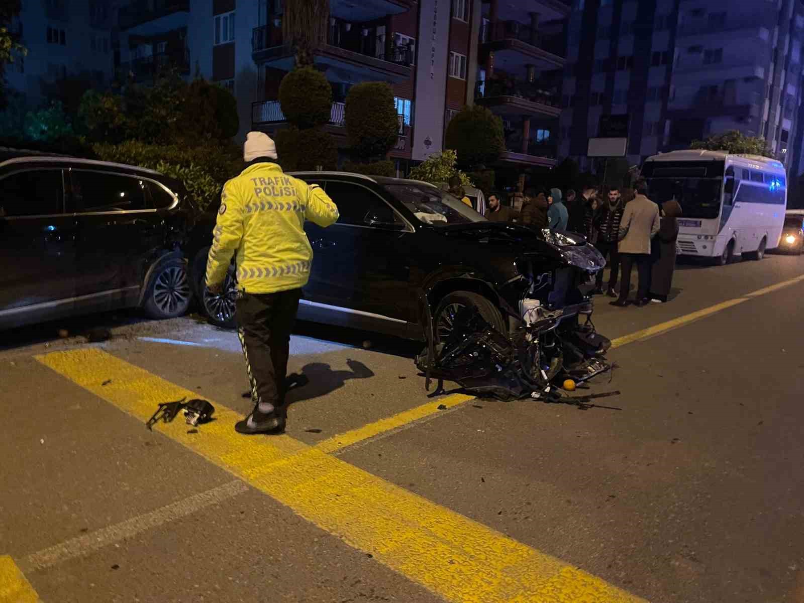 Seyir halindeyken bir başka araca çarpıp kaçtı, ortalık savaş alanına döndü
