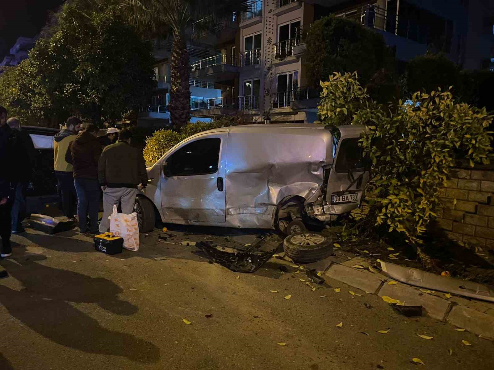 Seyir halindeyken bir başka araca çarpıp kaçtı, ortalık savaş alanına döndü
