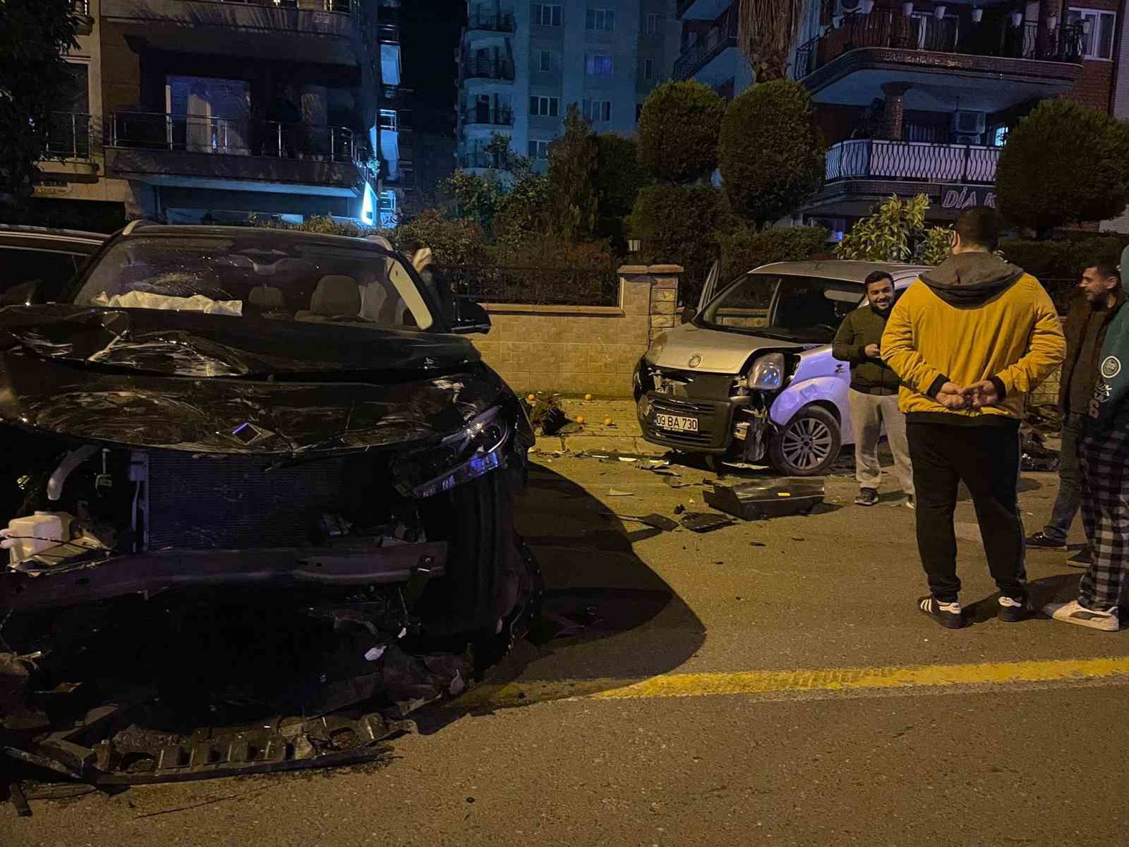 Seyir halindeyken bir başka araca çarpıp kaçtı, ortalık savaş alanına döndü
