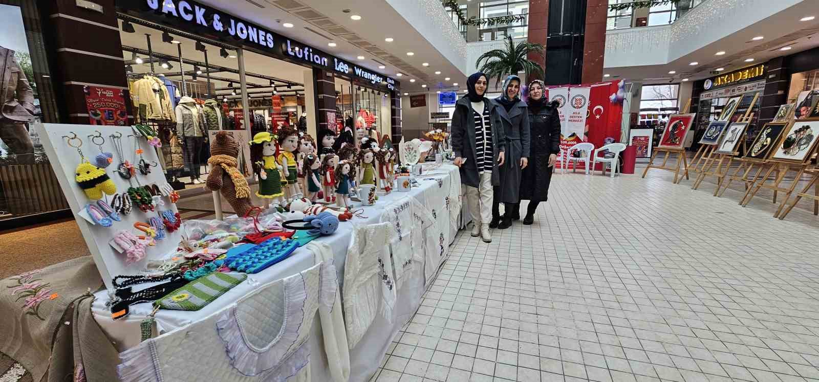 Tatvan’da ADEM kursiyerlerinin el emeği ürünleri sergilendi
