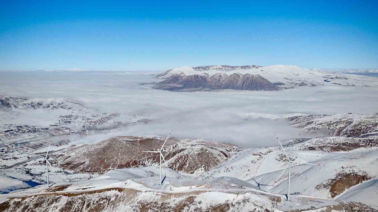 Bitlis’teki rüzgar güllerinin sisli dağlarla görüntüsü mest ediyor
