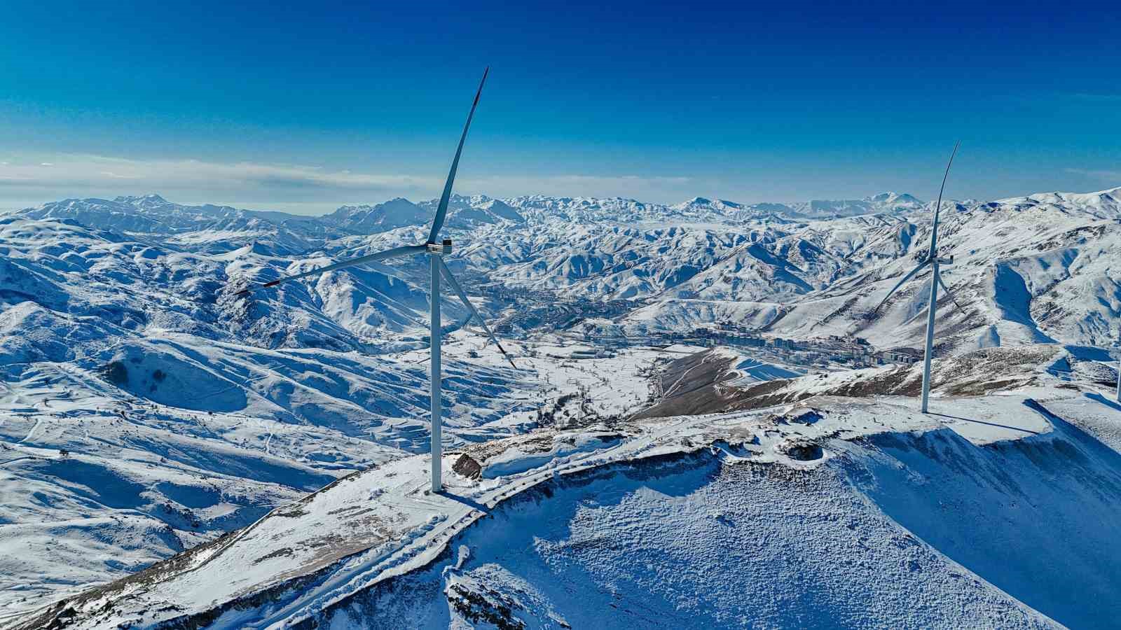 Bitlis’teki rüzgar güllerinin sisli dağlarla görüntüsü mest ediyor
