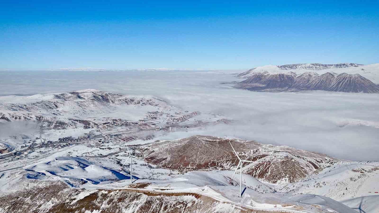 Bitlis’teki rüzgar güllerinin sisli dağlarla görüntüsü mest ediyor
