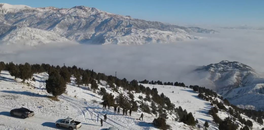 Yaban keçilerinin sarp kayalıklardaki kavgası dronla görüntülendi
