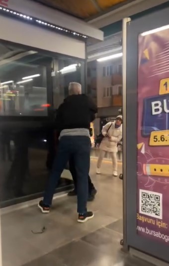 Metro istasyonu boks ringine döndü
