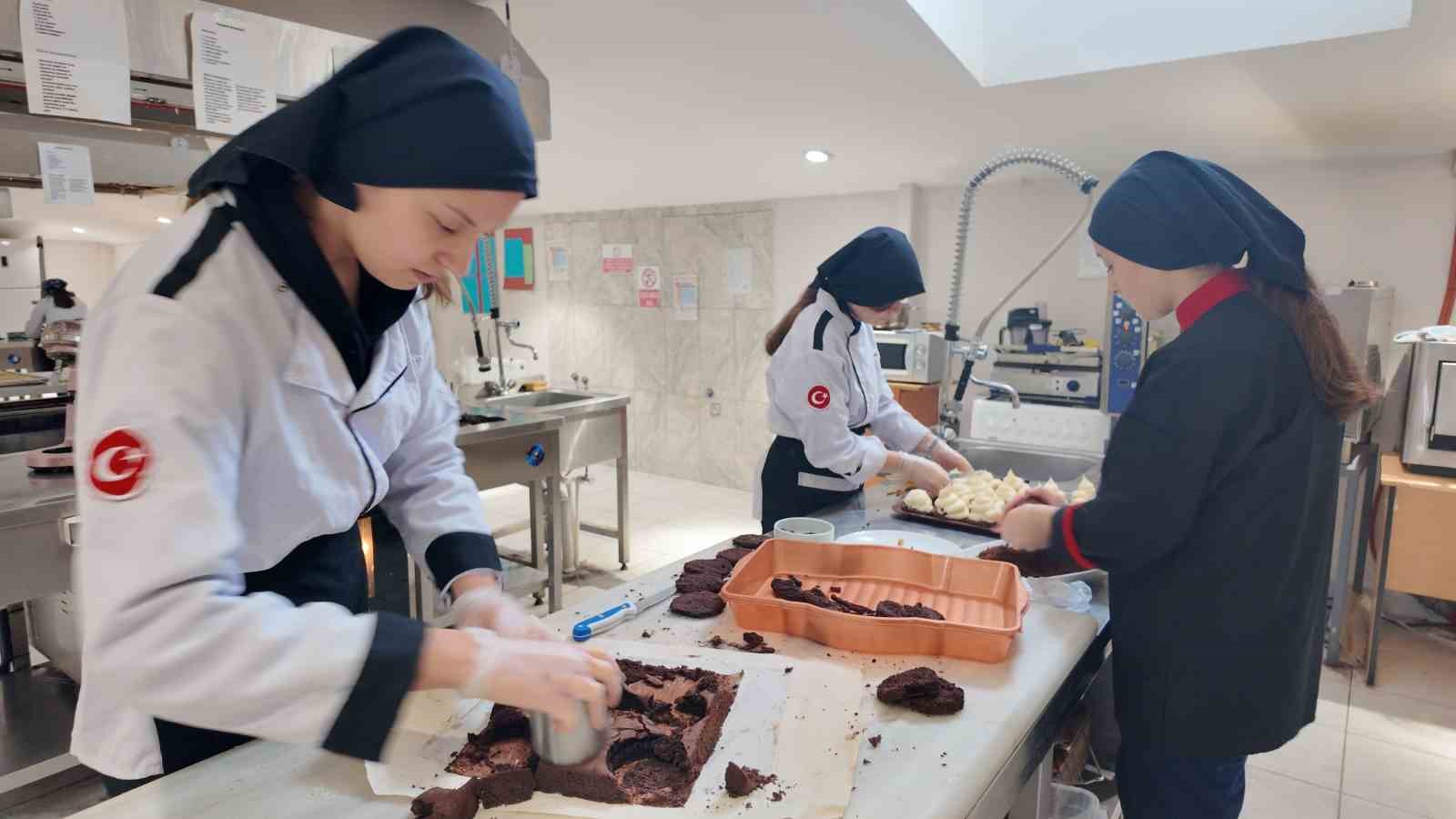 Gediz’de genç aşçılar hem üretiyor hem kazanıyor
