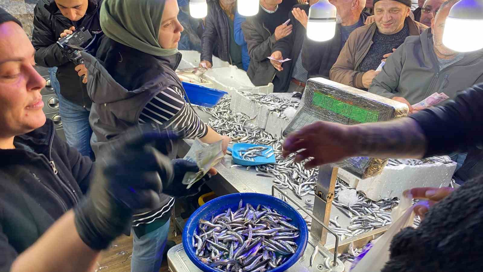 Hopa’da 30 liralık hamsiye yoğun ilgi
