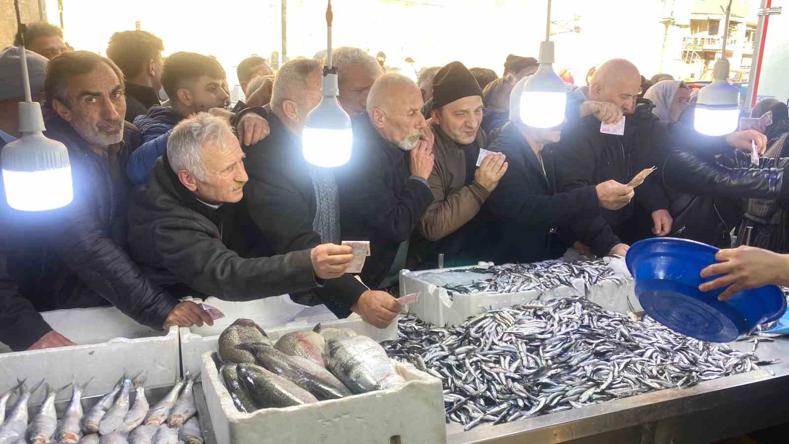 Hopa’da 30 liralık hamsiye yoğun ilgi
