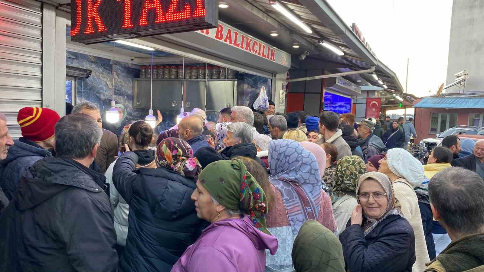 Hopa’da 30 liralık hamsiye yoğun ilgi
