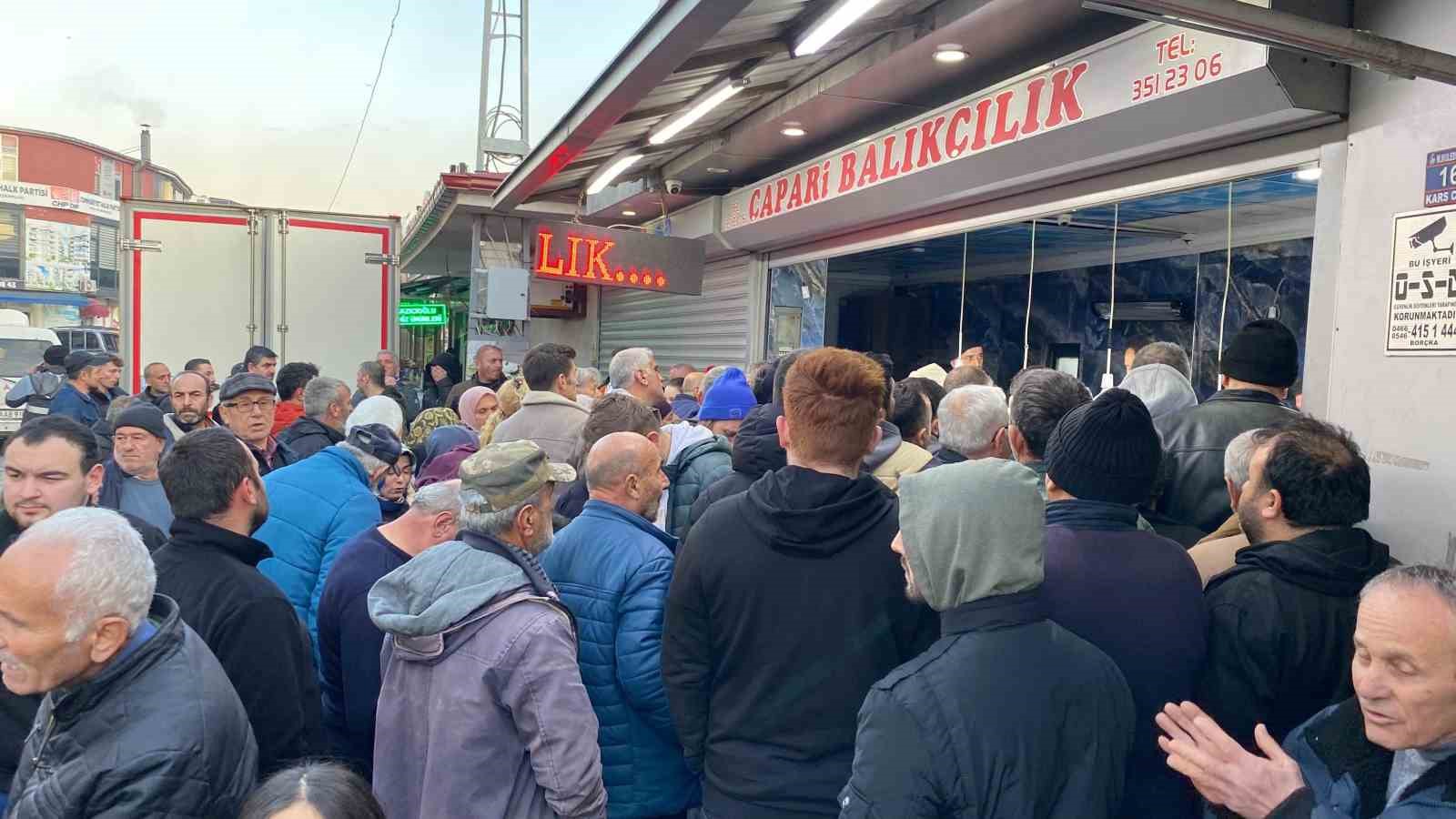 Hopa’da 30 liralık hamsiye yoğun ilgi
