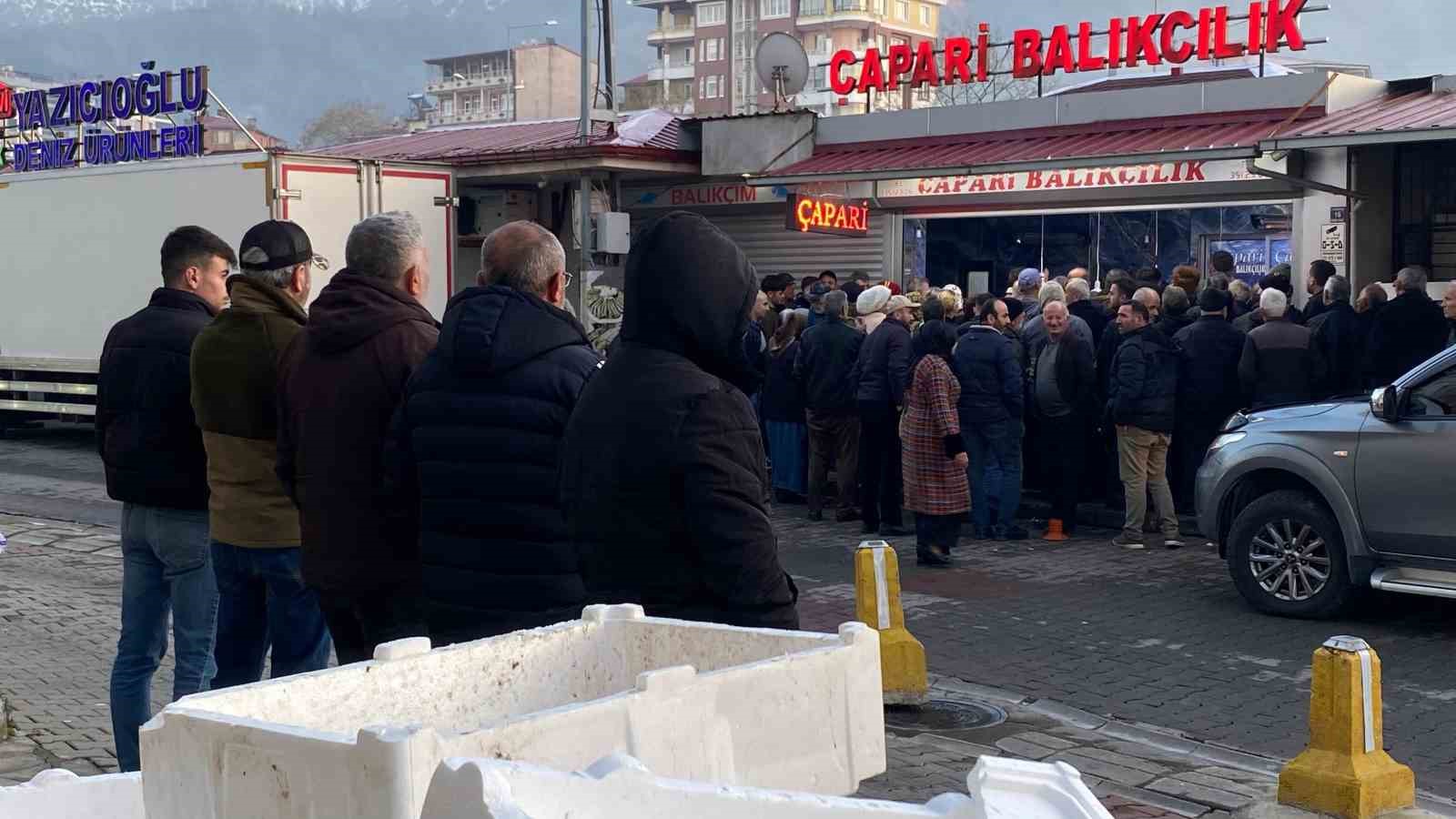 Hopa’da 30 liralık hamsiye yoğun ilgi
