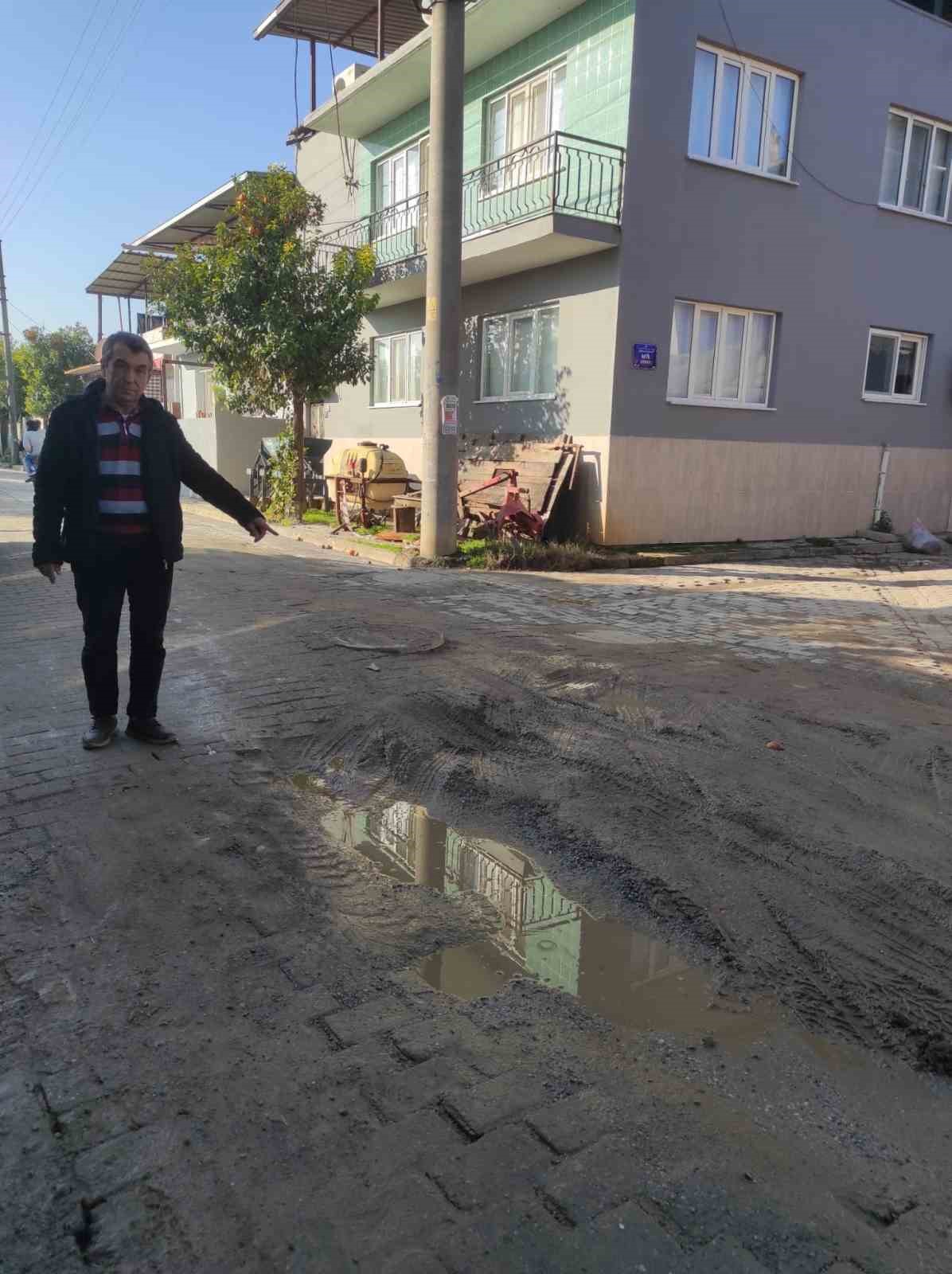 Umurlulu vatandaşlar bozulan yollarının yapılmasını istiyor
