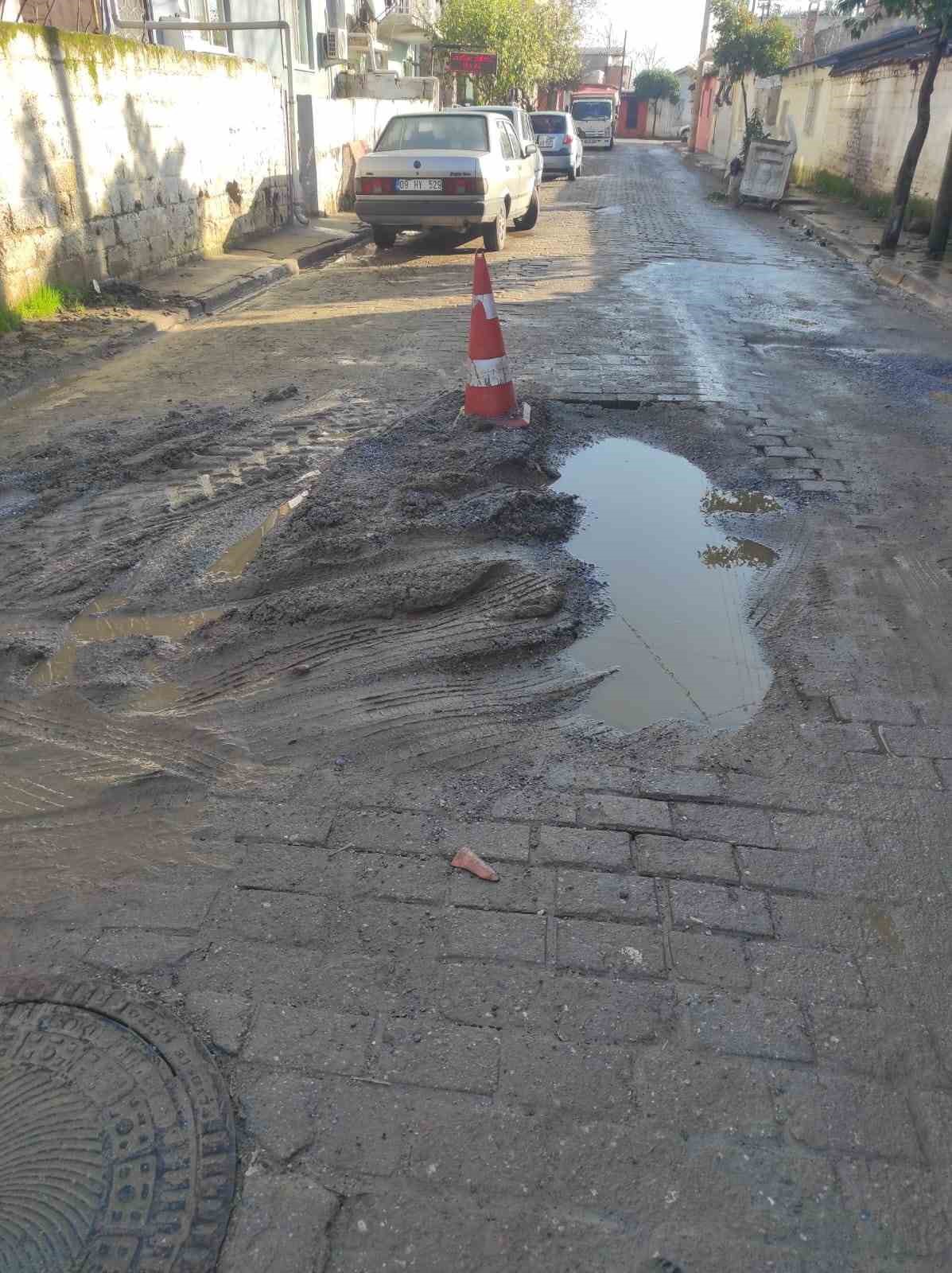 Umurlulu vatandaşlar bozulan yollarının yapılmasını istiyor
