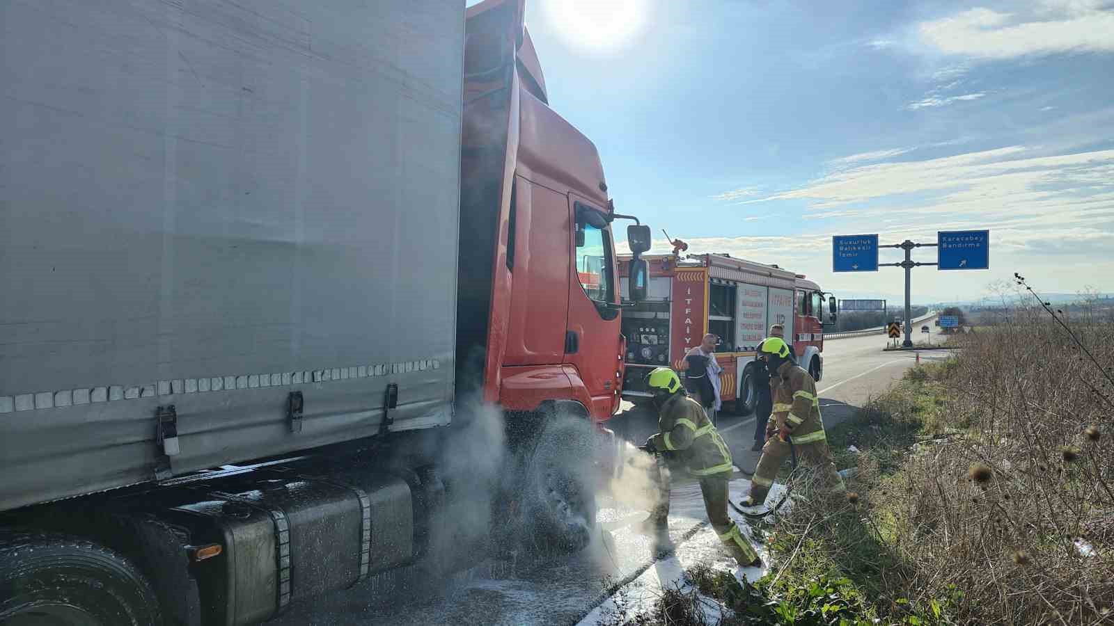 Susurluk’ta tırda çıkan yangına hızlı müdahale
