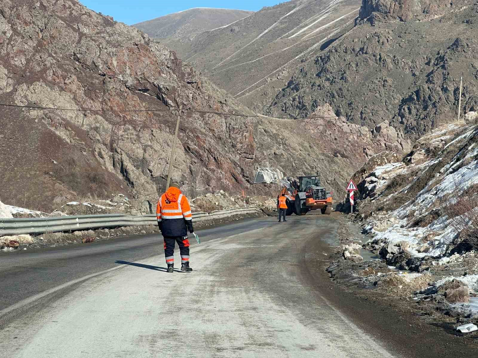 Yüksekova-Van kara yoluna düşen taşlar temizlendi
