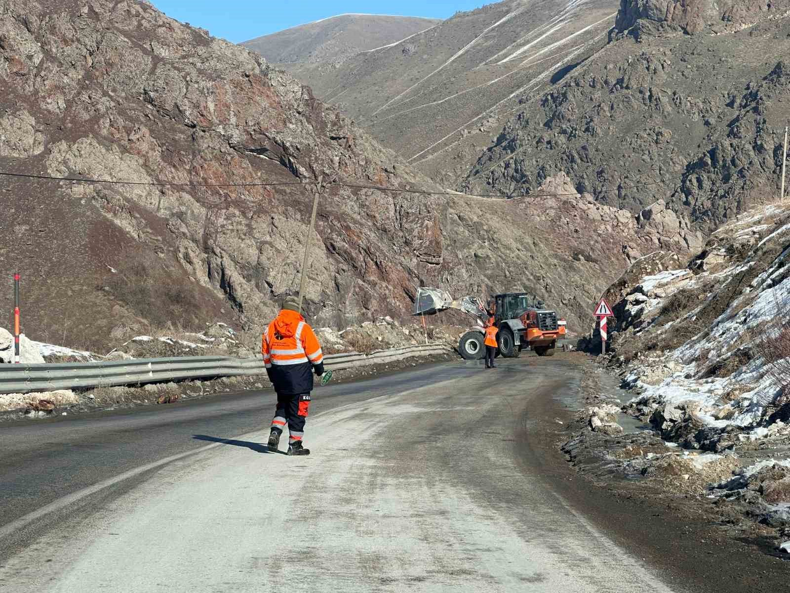 Yüksekova-Van kara yoluna düşen taşlar temizlendi
