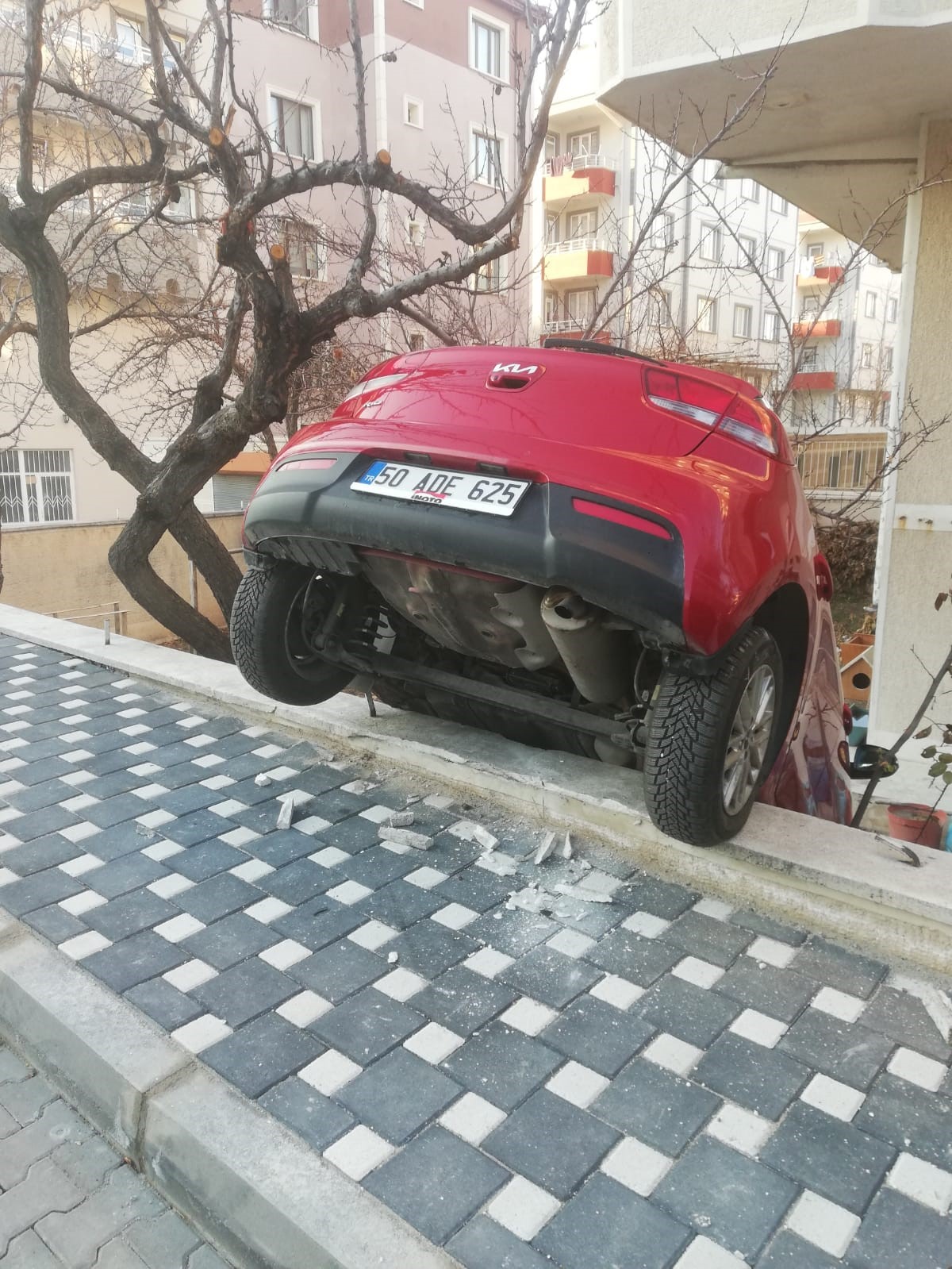 Otomobilini park ederken bahçeye düştü: 1 yaralı
