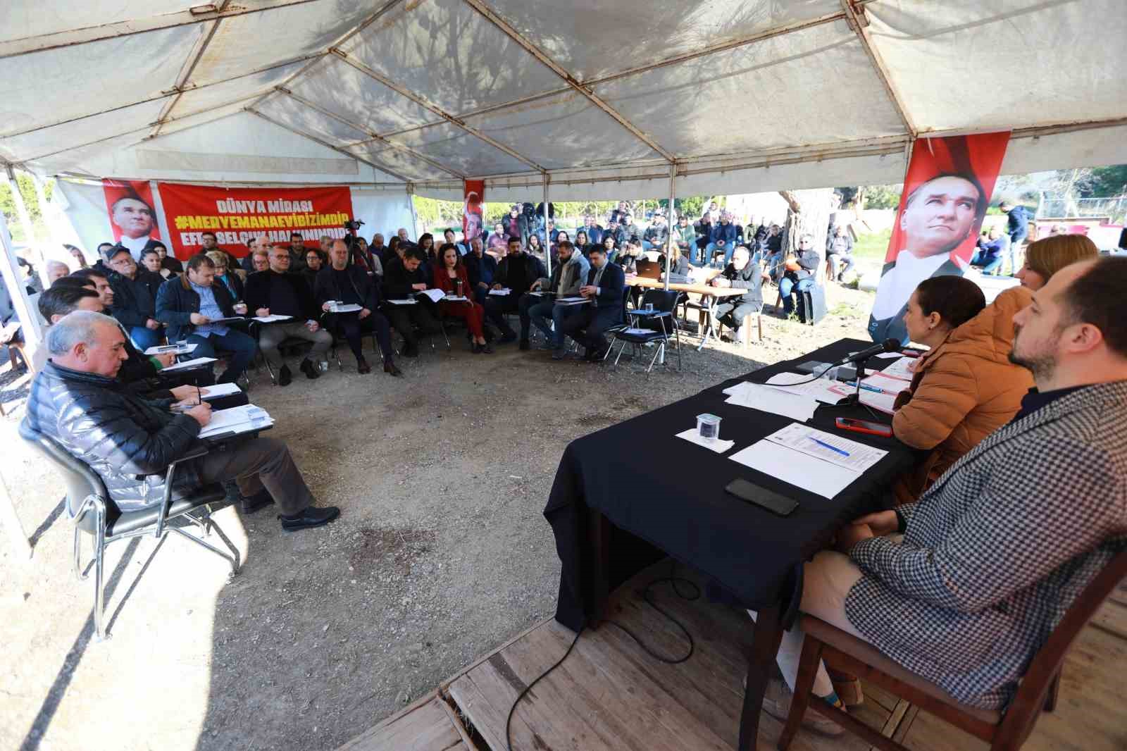 Selçuk Belediye Meclisi Meryem Ana Evi nöbet alanında yapıldı
