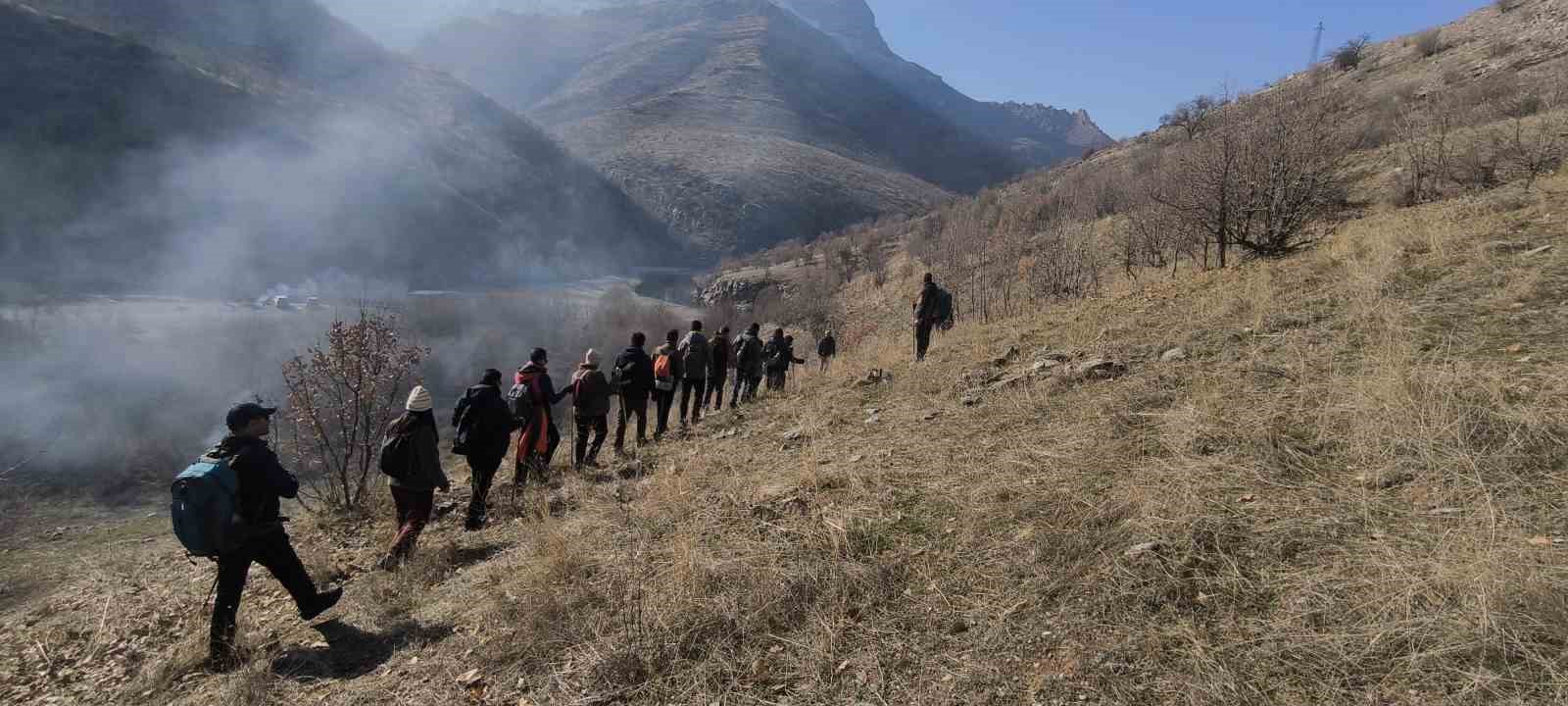 Dağcılardan Şemdinli’deki kanyonlara doğa yürüyüşü
