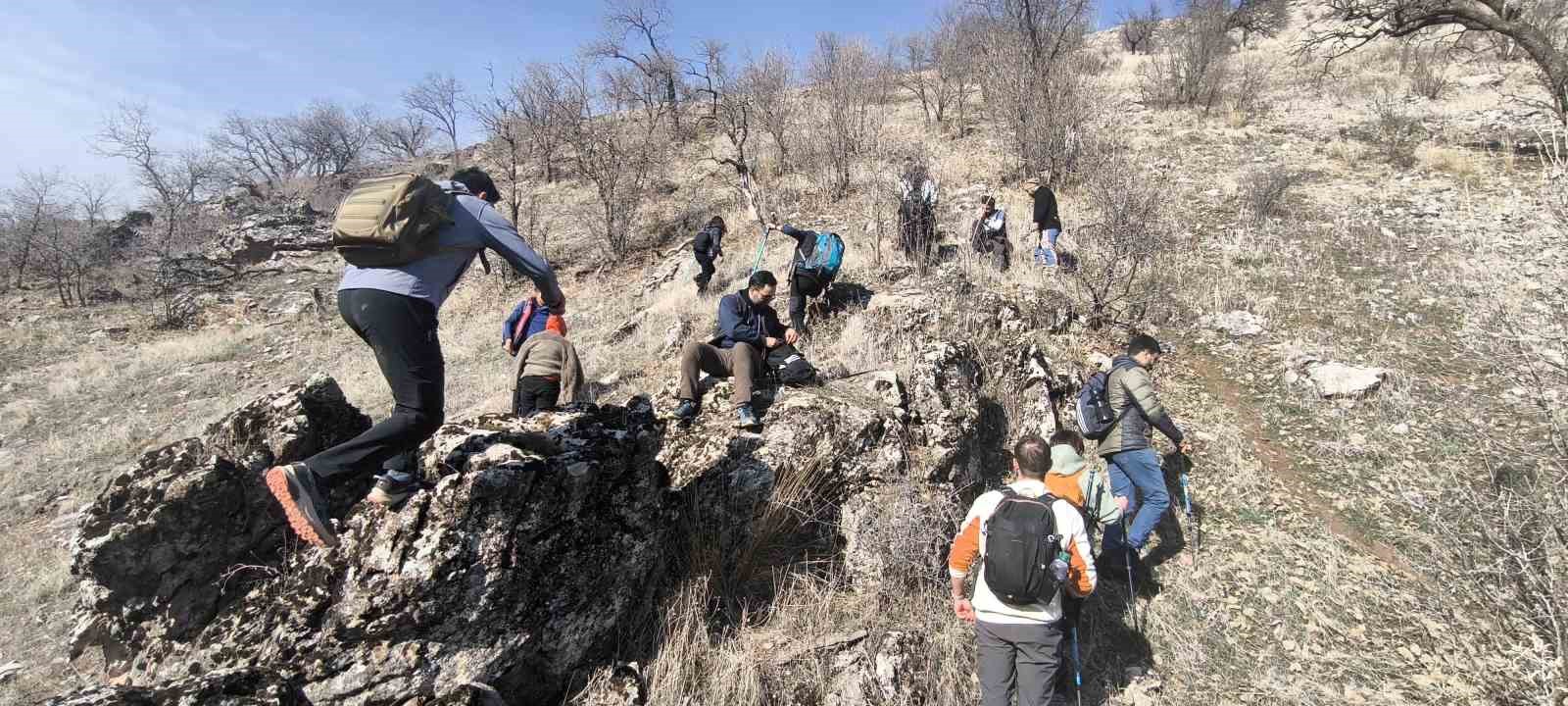 Dağcılardan Şemdinli’deki kanyonlara doğa yürüyüşü
