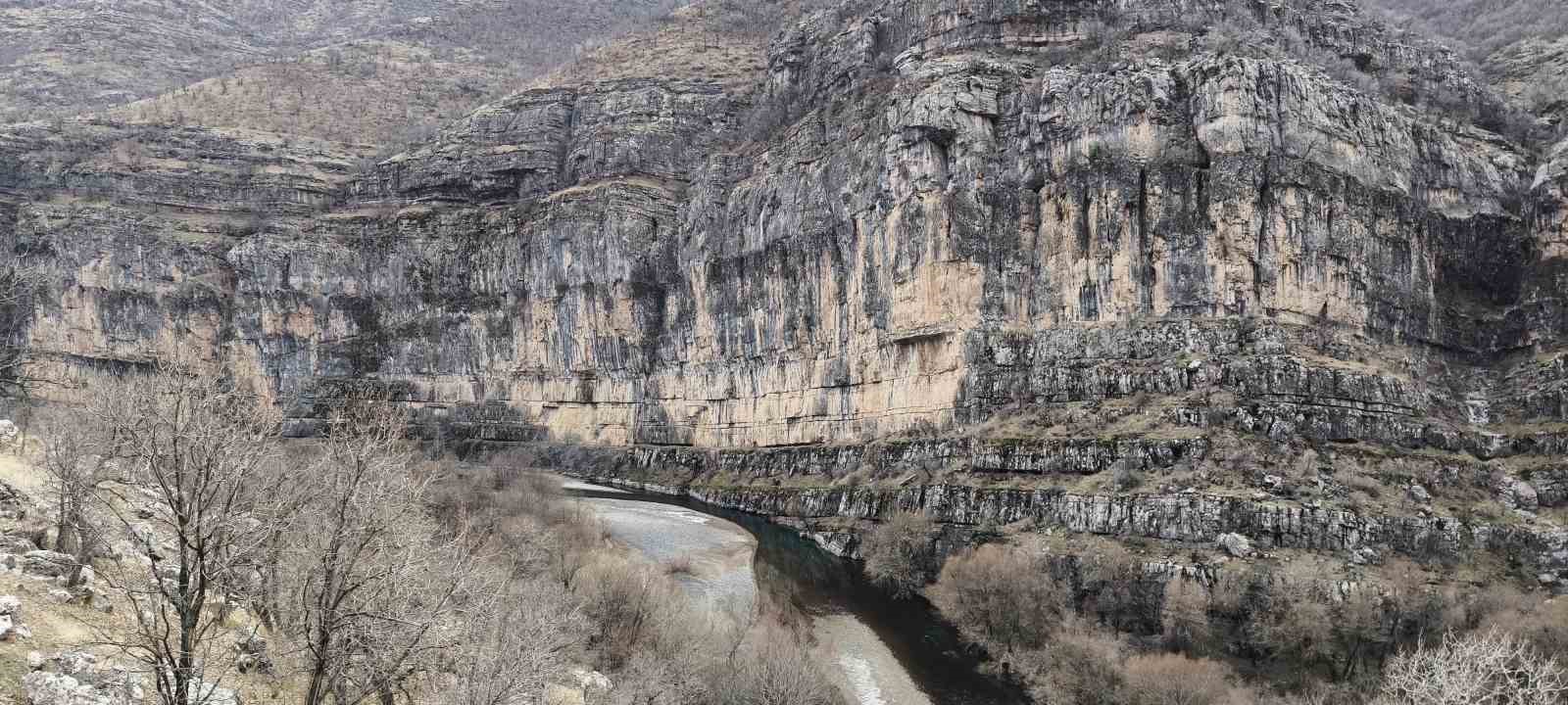 Dağcılardan Şemdinli’deki kanyonlara doğa yürüyüşü
