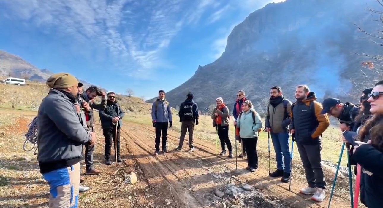 Dağcılardan Şemdinli’deki kanyonlara doğa yürüyüşü
