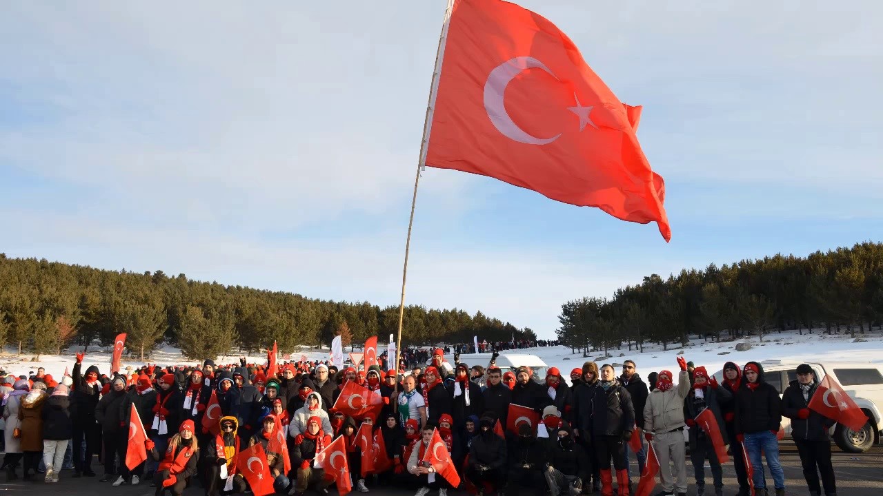 Polis bin 750 genci Sarıkamış Şehitlerine anma etkinliğine götürdü
