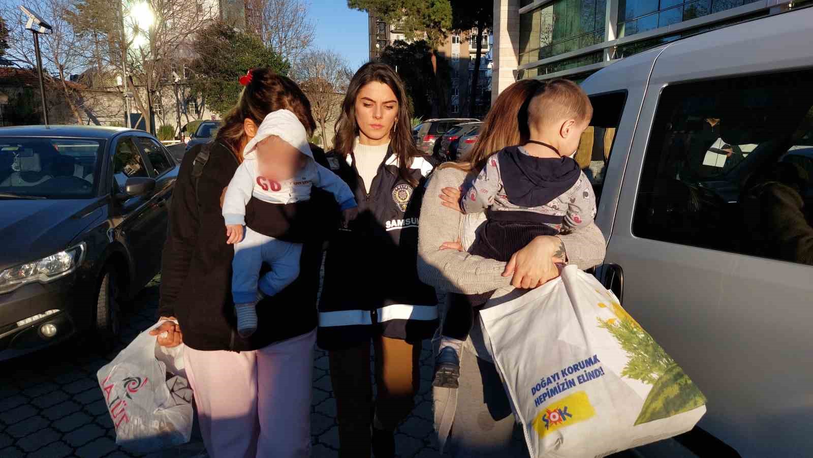 Kadın hırsızlar kucaklarında çocuklarıyla cezaevine gönderildiler
