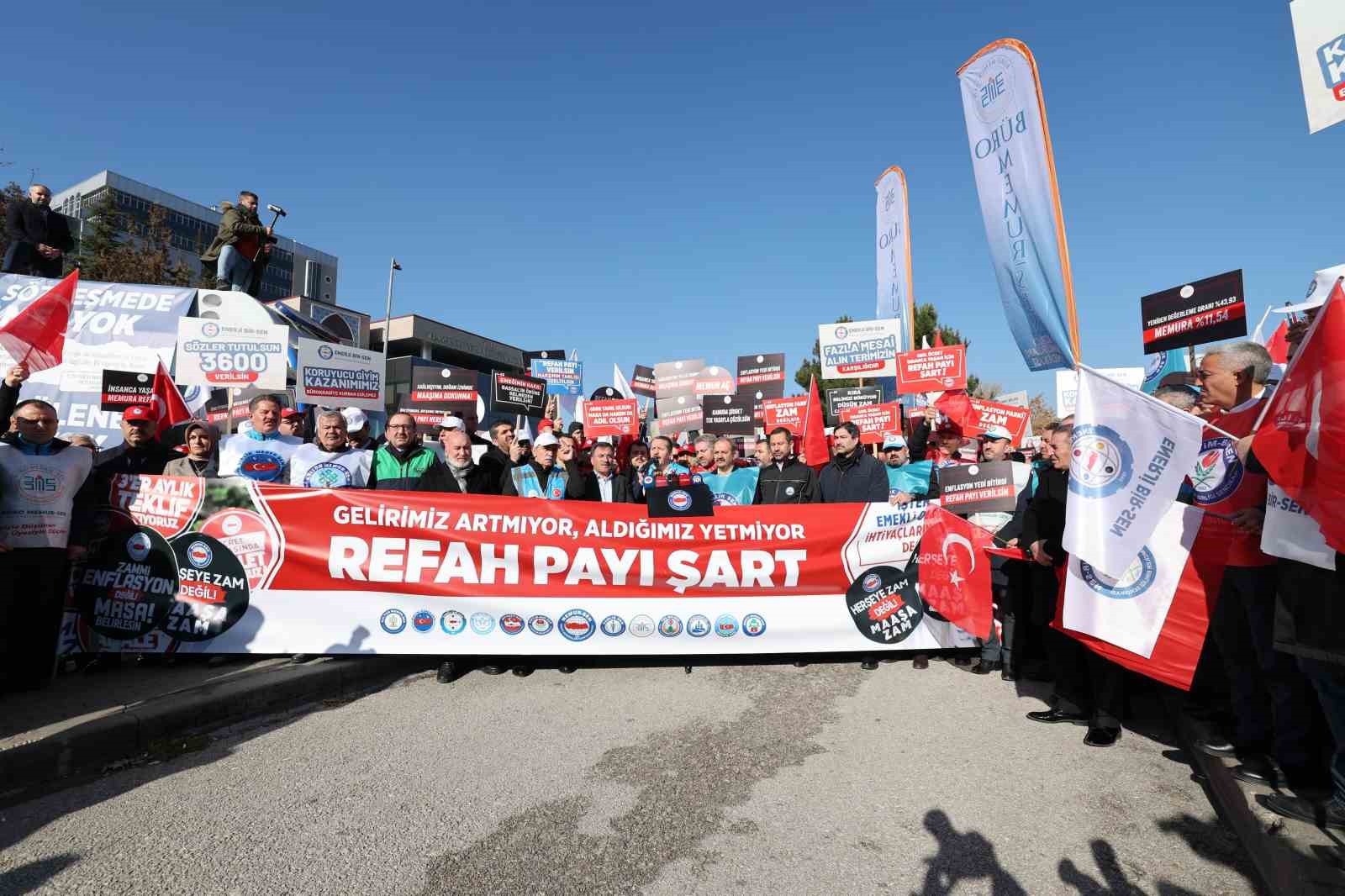 Memur-Sen Hazine ve Maliye Bakanlığı önünde refah payı talebinde bulundu
