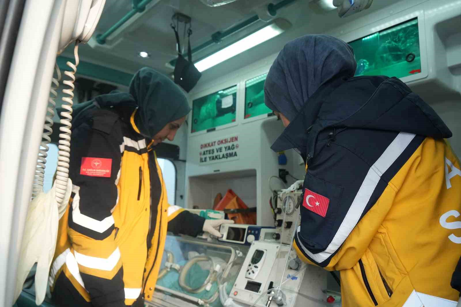 Ambulans helikopter bir günlük bebek için havalandı
