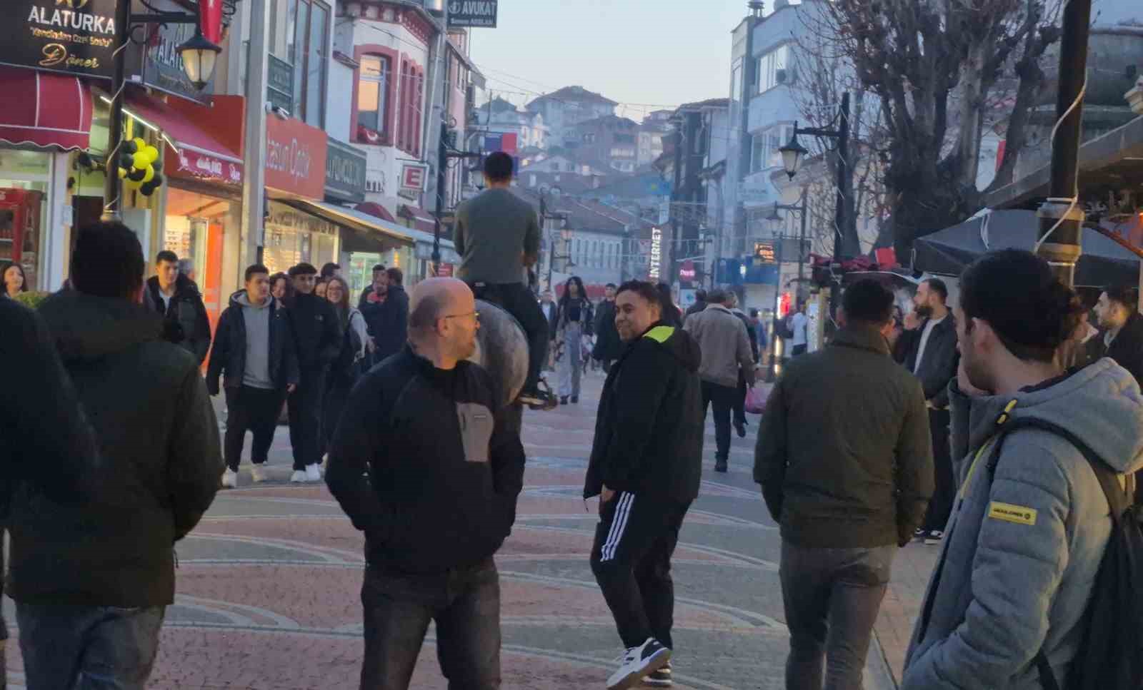 Kalabalık caddeye atla giren şahsa polis engeli
