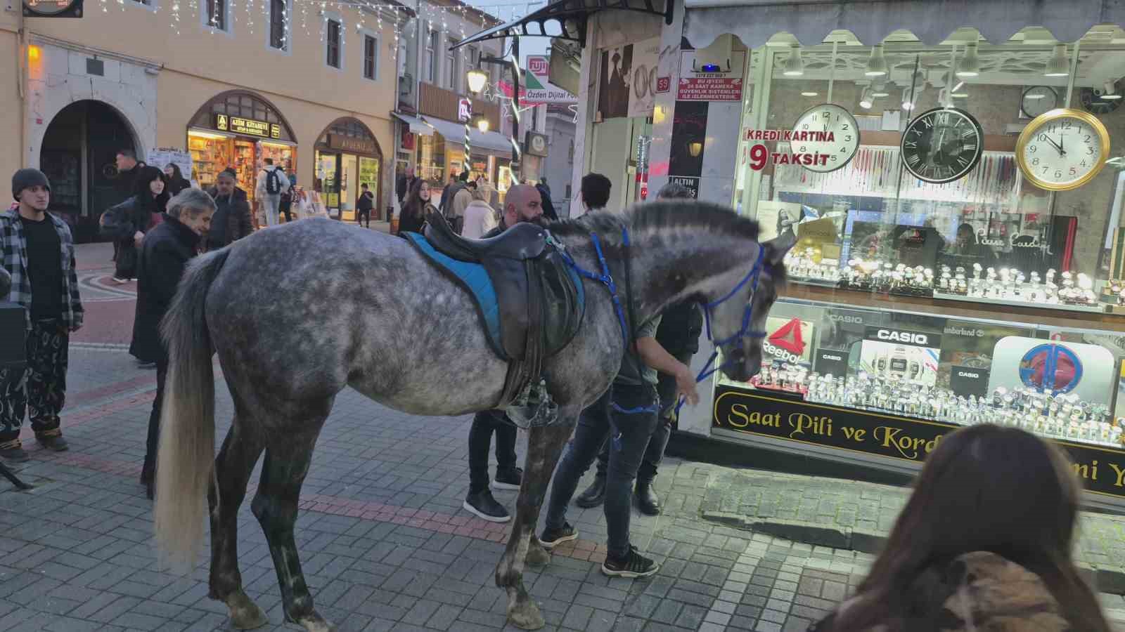 Kalabalık caddeye atla giren şahsa polis engeli
