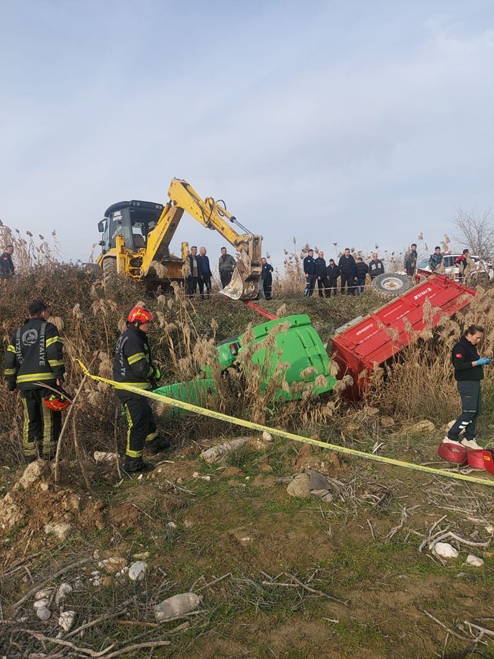 Traktör dere yatağına düştü: Dede öldü, torunu yara almadan kurtuldu
