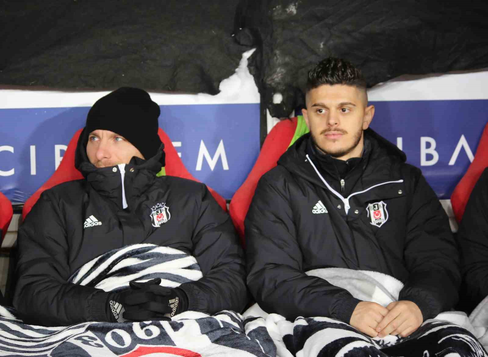 Beşiktaşlı futbolcular battaniyeye sarıldı
