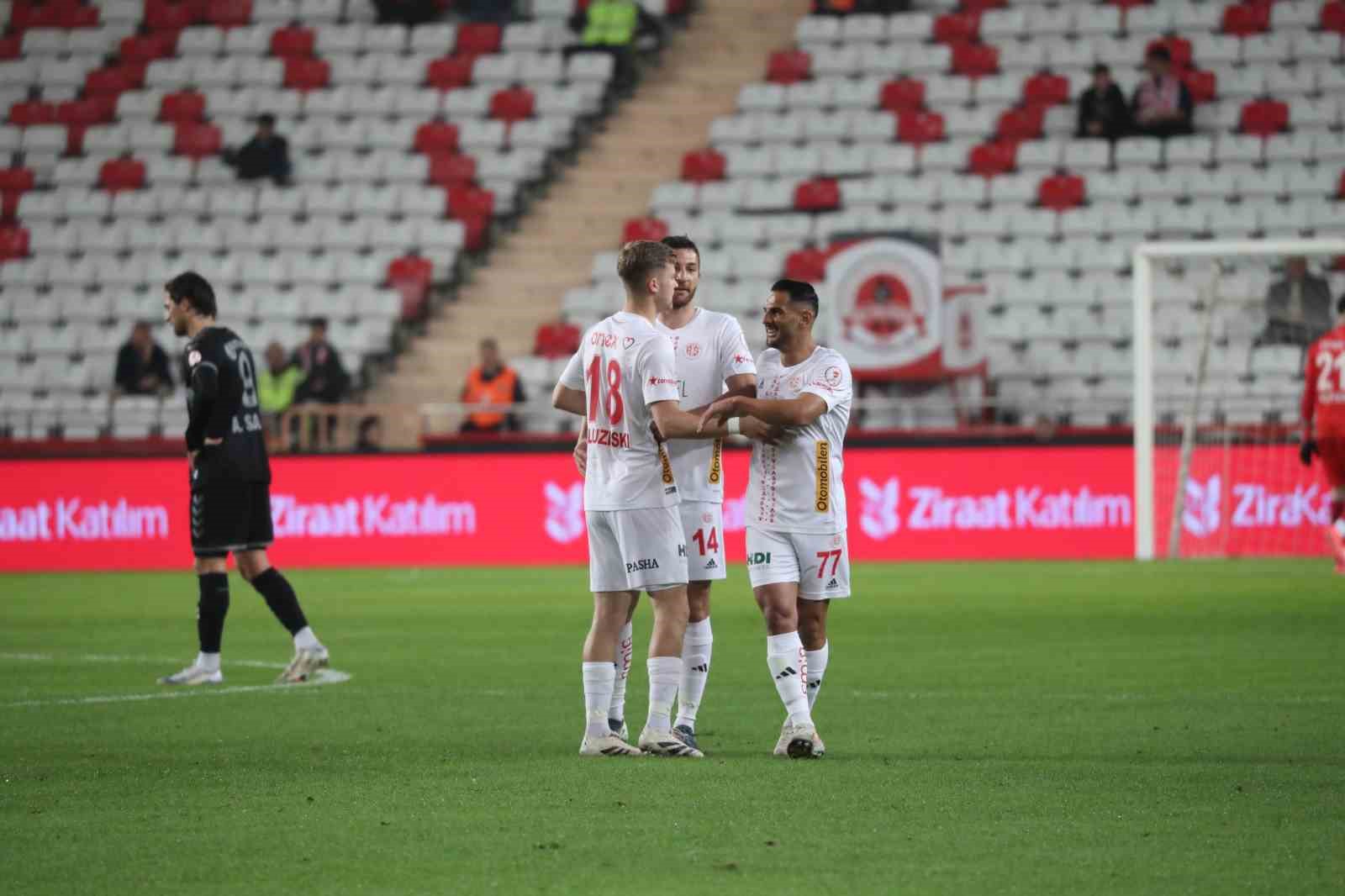 Ziraat Türkiye Kupası: Antalyaspor: 2 - Kocaelispor: 0 (İlk yarı)
