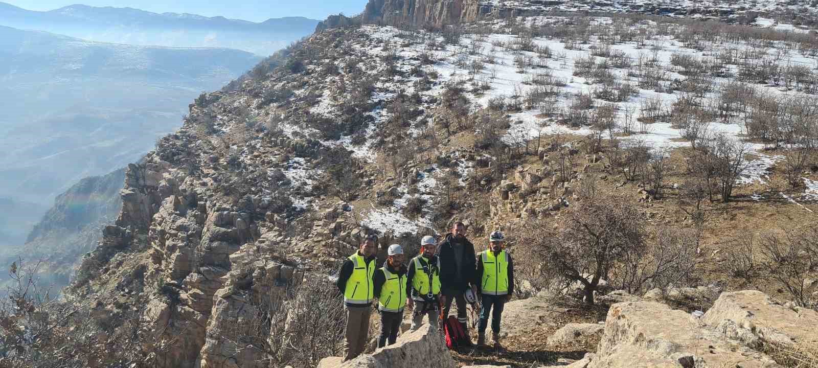 Siirt’te 4 gündür kayalıklarda mahsur kalan keçi kurtarıldı
