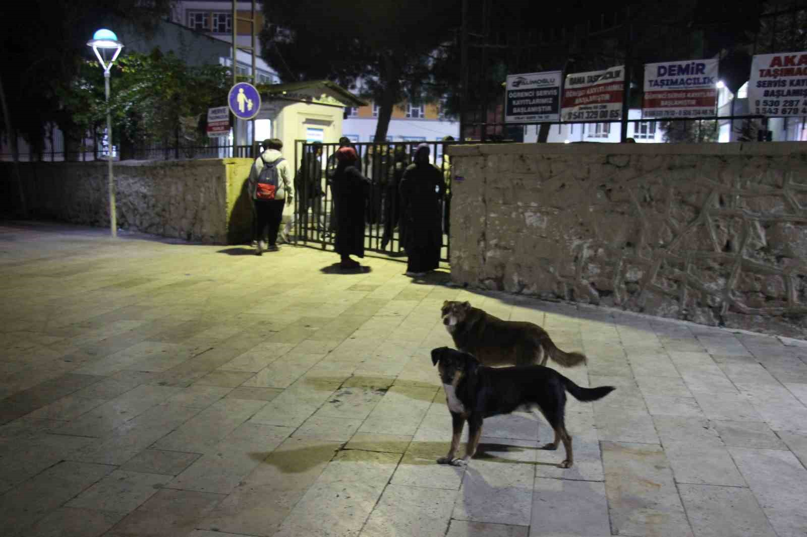 Aydın’da sabah namazından önce başlayan eğitime öğrenciler ve veliler isyan etti, okul görevlisi küfürler savurdu
