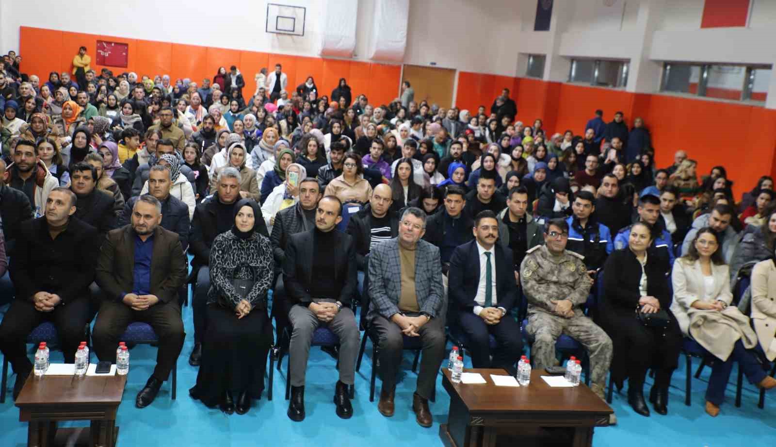 Eğitimci-Yazar Kapaklıkaya Hakkari’de söyleşi düzenledi
