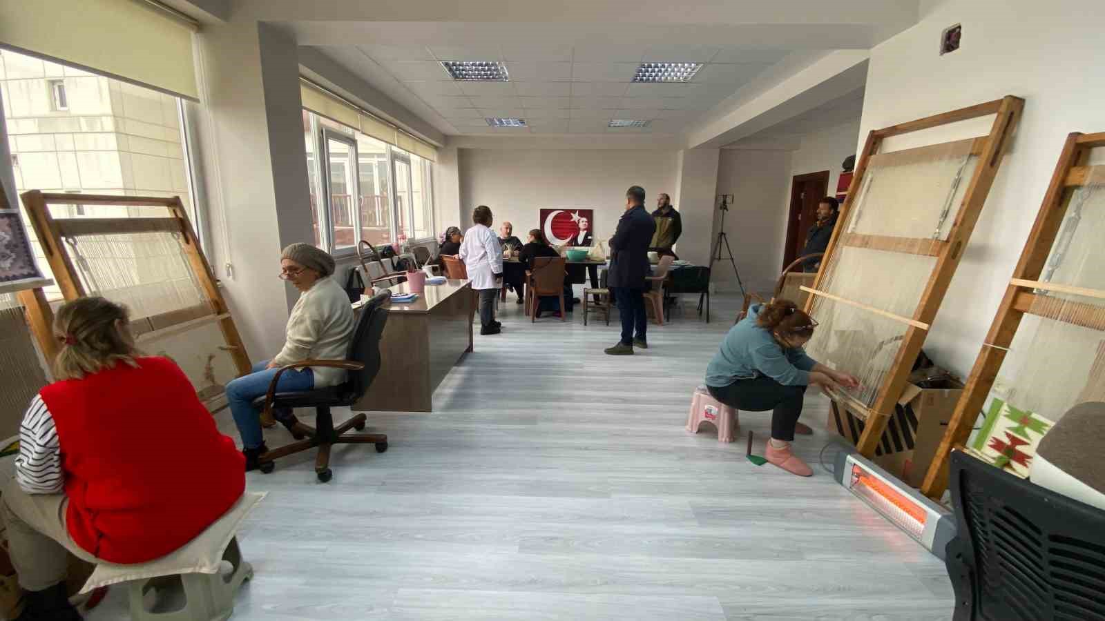 Hopalı kadınların şarkılı türkülü sepet ve kilim kursu
