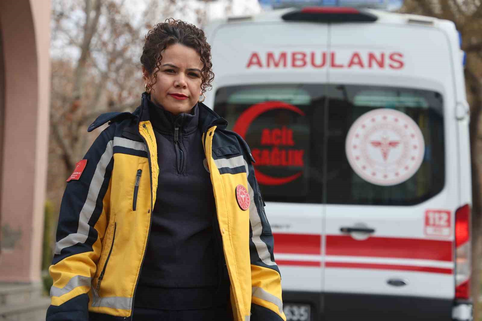 Kadın ambulans şoförü hayat kurtarmak için zamanla yarışıyor
