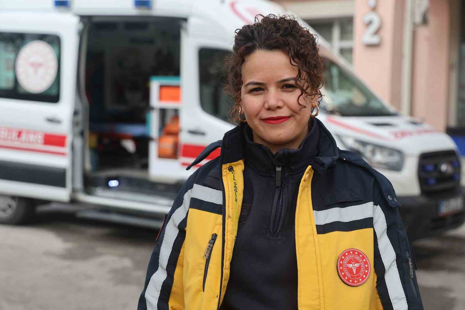 Kadın ambulans şoförü hayat kurtarmak için zamanla yarışıyor
