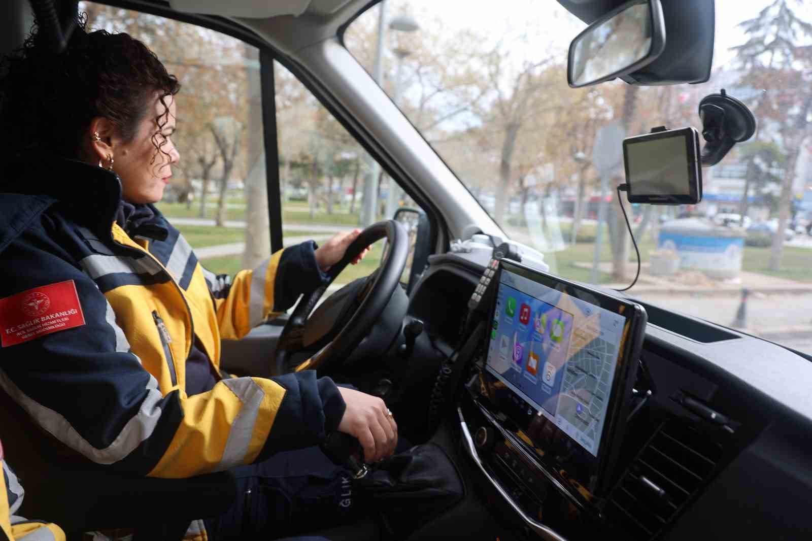 Kadın ambulans şoförü hayat kurtarmak için zamanla yarışıyor
