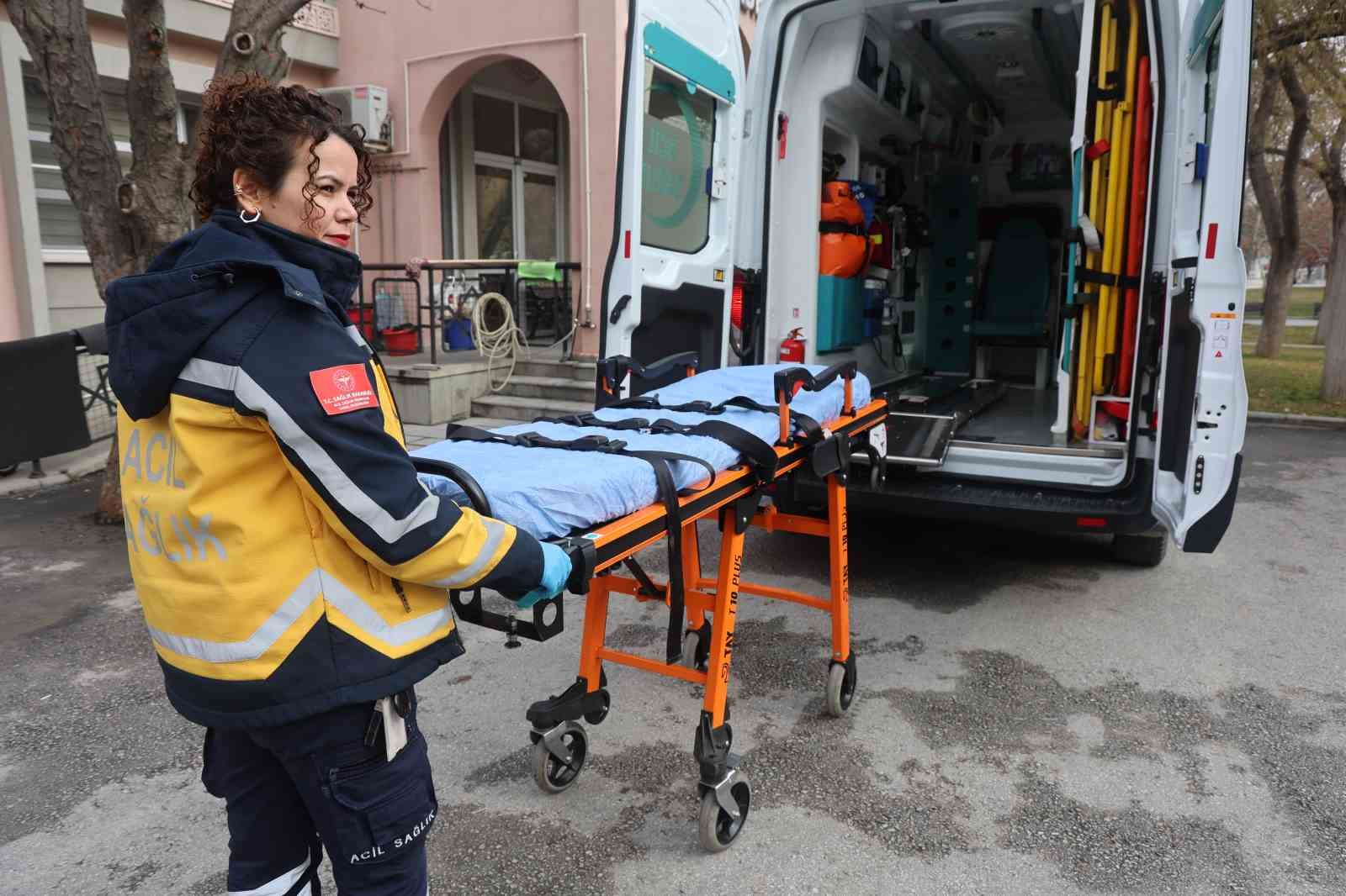 Kadın ambulans şoförü hayat kurtarmak için zamanla yarışıyor
