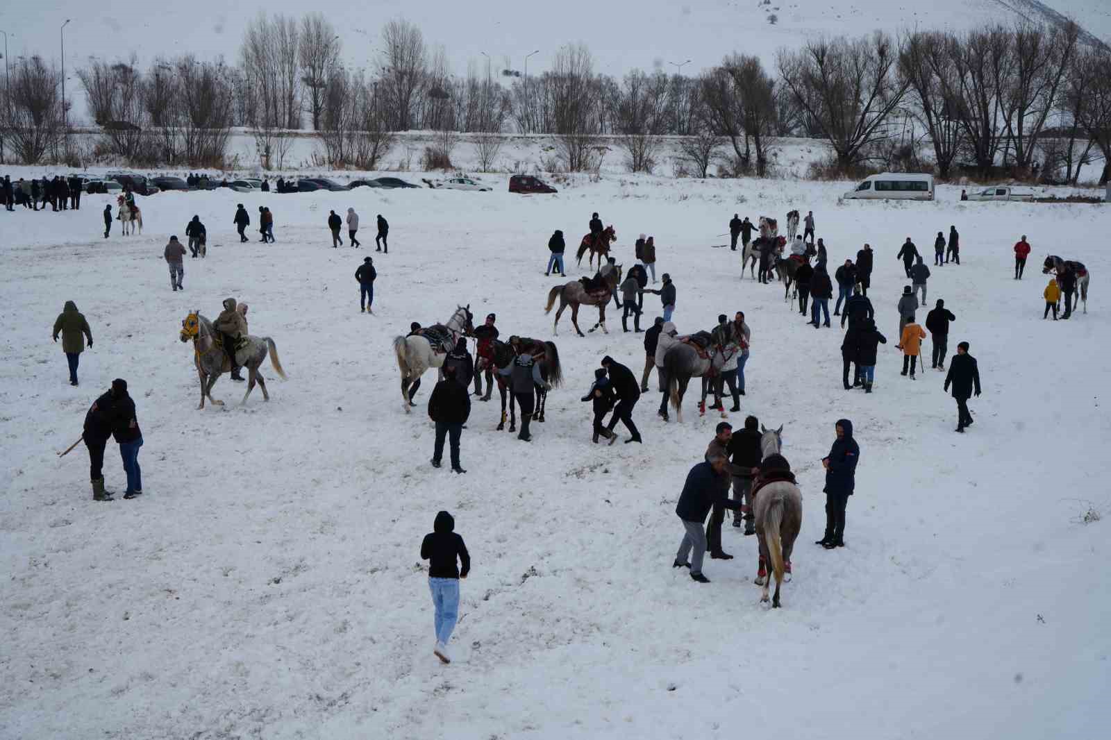 Ciritçi baba ciritçi oğlunu eksi 15 derece havada askere ciritle uğurladı
