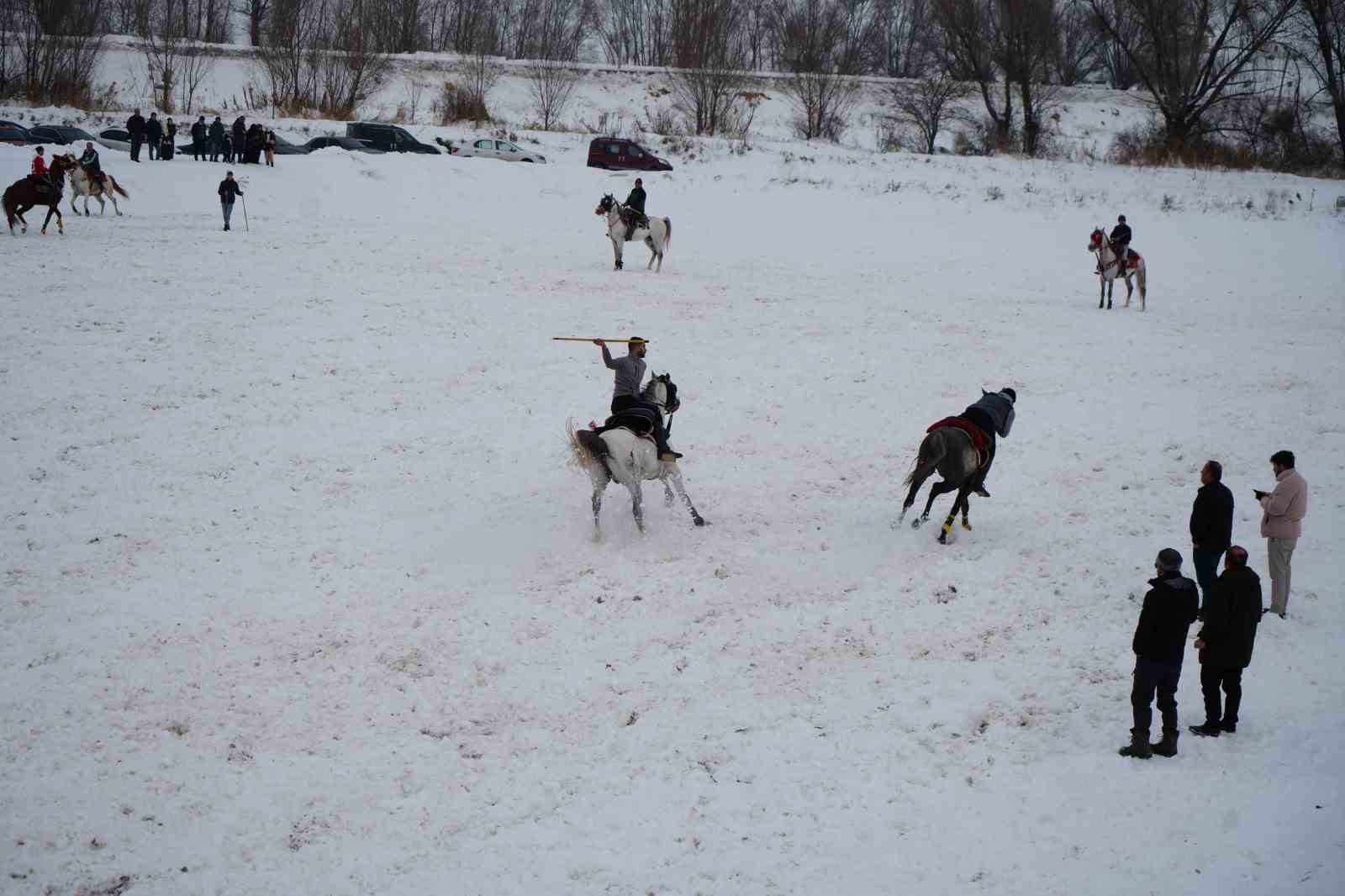 Ciritçi baba ciritçi oğlunu eksi 15 derece havada askere ciritle uğurladı
