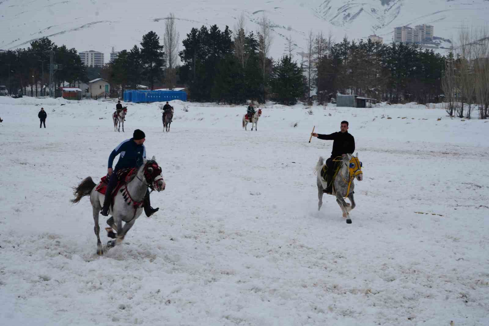 Ciritçi baba ciritçi oğlunu eksi 15 derece havada askere ciritle uğurladı
